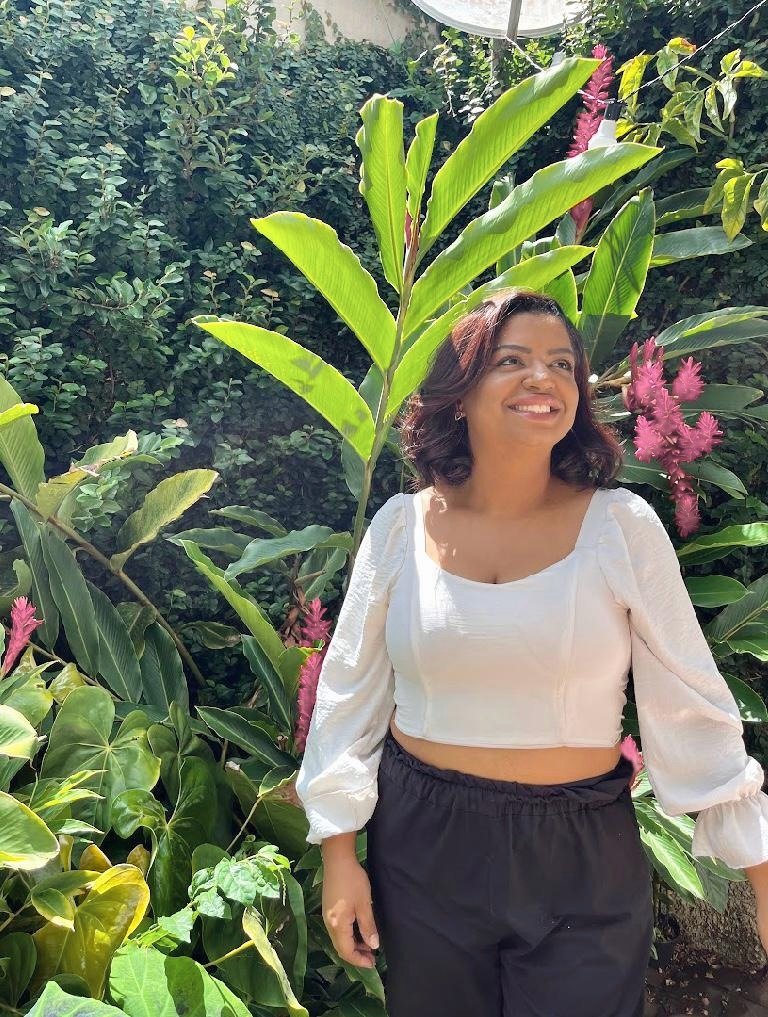 Raquel Cecília em ambiente natural com plantas e flores