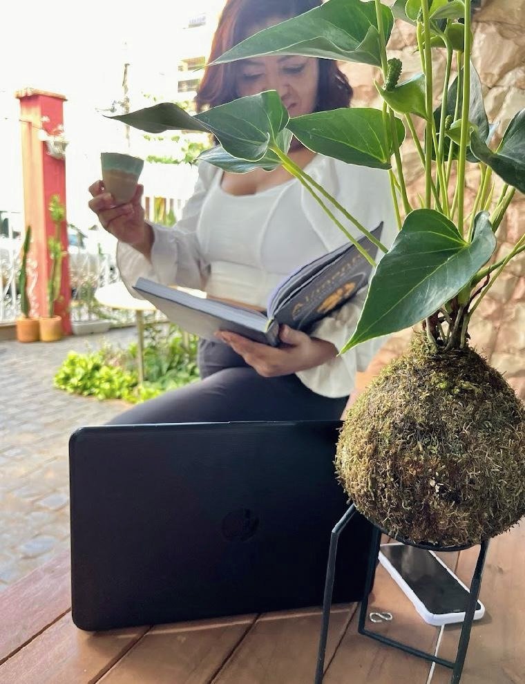 Raquel Cecília em momento de leitura e contemplação